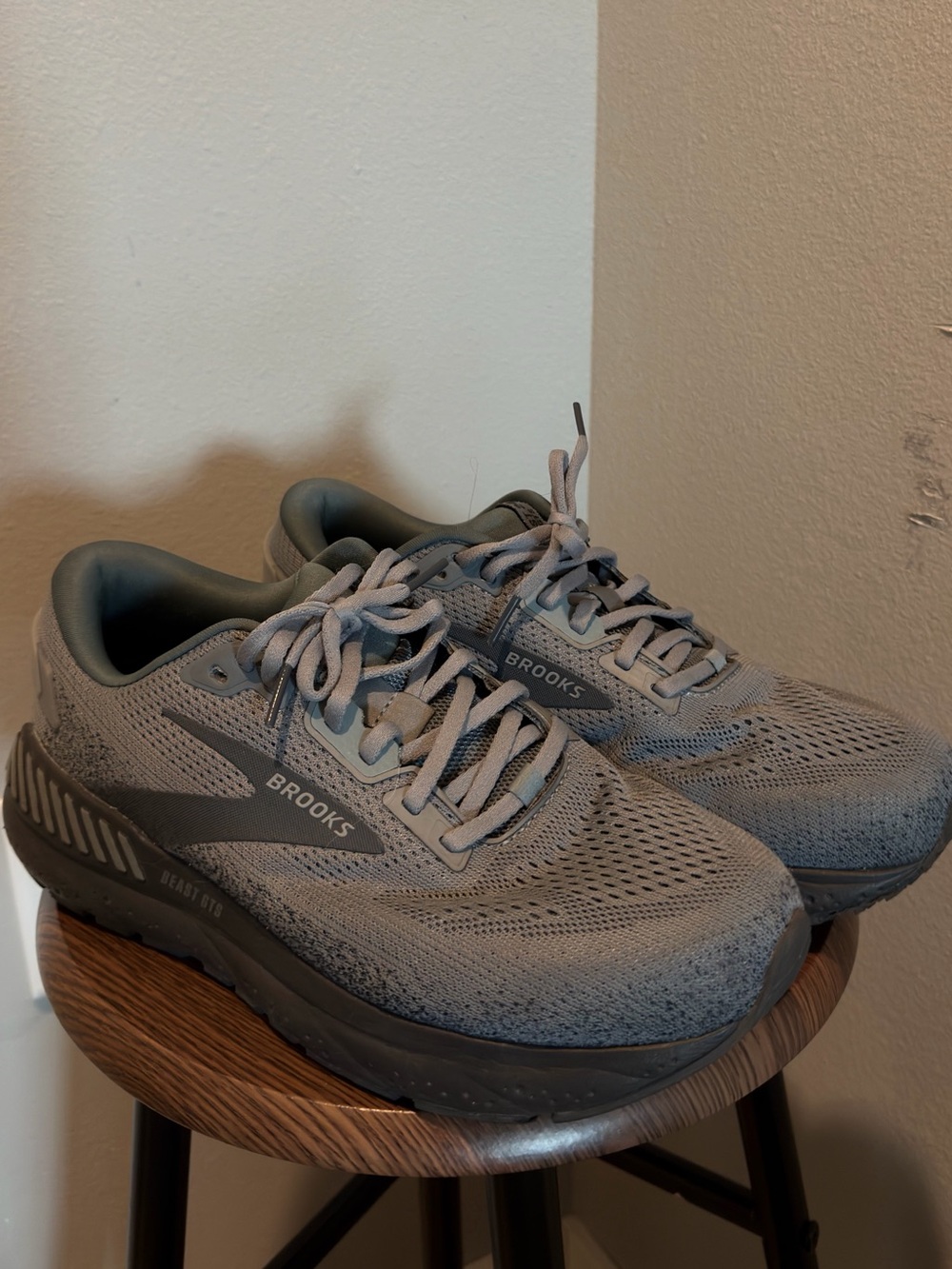 Brooks Men's Light Gray Athletic Running Shoes